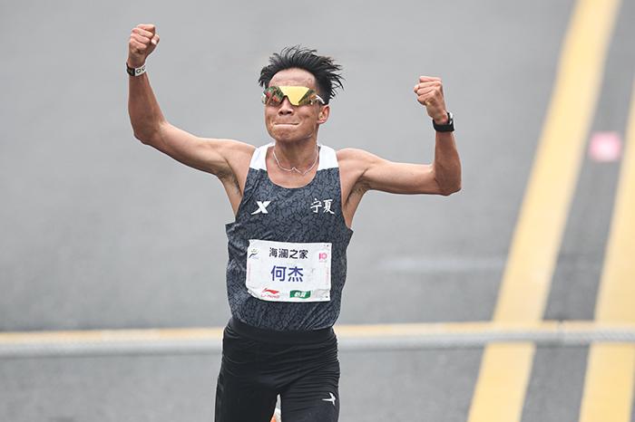 2小時06分57秒！何杰打破全國馬拉松紀錄