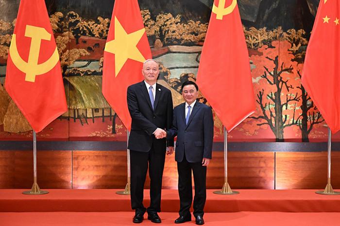 蔡奇同越共中央政治局委員、中央書記處常務(wù)書記陳錦繡舉行會(huì)談