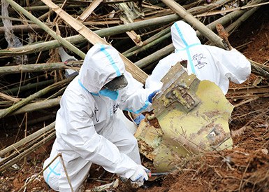 武警官兵分批次、分區(qū)域搜索