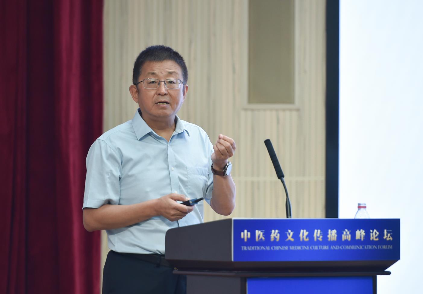 中國中醫(yī)科學(xué)院原院長、首席研究員、中國非物質(zhì)文化遺產(chǎn)保護協(xié)會副會長兼中醫(yī)藥委員會會長曹洪欣發(fā)表主旨演講。