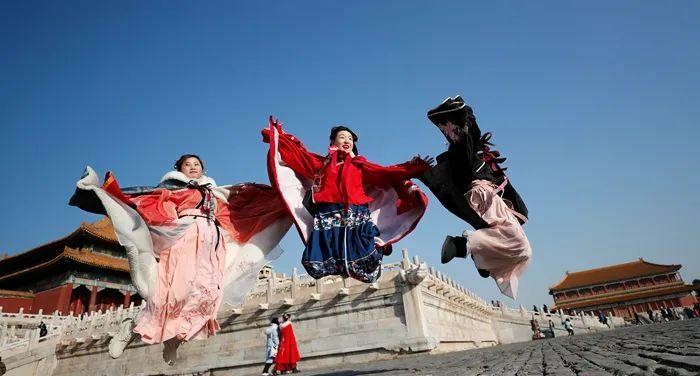 國潮俘獲“Z世代”，中國人審美旨趣向內(nèi)看