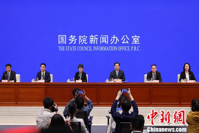4月19日，中國國務院新聞辦公室在北京舉行新聞發(fā)布會，商務部副部長郭婷婷、商務部綜合司司長楊濤、市場運行和消費促進司司長徐興鋒、對外貿易司司長李興乾、外國投資管理司負責人吉小楓介紹2024年一季度商務運行及工作情況，并答記者問。 <a target='_blank' href='/'>中新社</a>記者 楊可佳 攝 