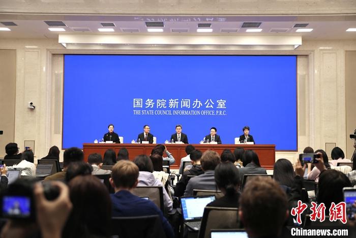 10月12日，中國國務(wù)院新聞辦公室在北京舉行新聞發(fā)布會，財(cái)政部部長藍(lán)佛安、財(cái)政部副部長廖岷、財(cái)政部副部長王東偉、財(cái)政部副部長郭婷婷介紹“加大財(cái)政政策逆周期調(diào)節(jié)力度、推動經(jīng)濟(jì)高質(zhì)量發(fā)展”有關(guān)情況，并答記者問。 <a target='_blank' href='/'>中新社</a>記者 王紫儒 攝
